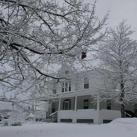 The Young House Bed And Breakfast Millinocket 外观 照片