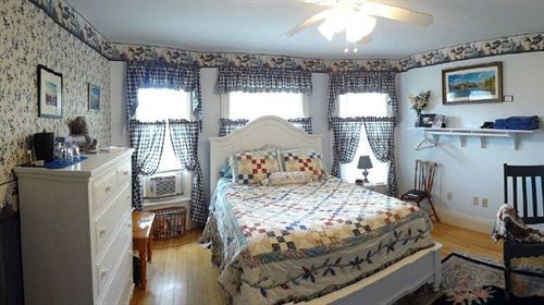 The Young House Bed And Breakfast Millinocket 外观 照片