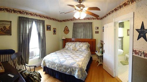 The Young House Bed And Breakfast Millinocket 外观 照片