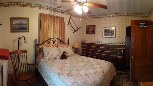 The Young House Bed And Breakfast Millinocket 外观 照片