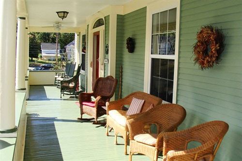 The Young House Bed And Breakfast Millinocket 外观 照片